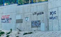 Stari grafiti s govorom mržnje na plaži u Karinu Donjem Foto: Portal Novosti