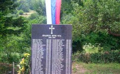 Брадина: Споменик жртвама на месту масовне гробице у порти Цркве, 1992. године Фото: Срби из Коњица