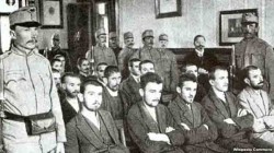Гаврило Принцип (у средини) и Младобосанци на суђењу, Сарајавео, октобар 1914. Фото; Wikimedia Commons