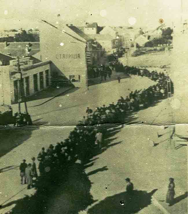 Рација у центру Шапца пред Крвави марш, септембра 1941. године Фото: Данас, збирка РФ