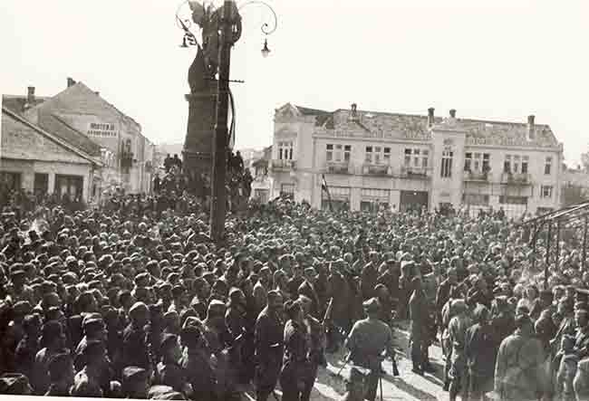 Крушевац, 14. октобар 1944: Грађани и војска у центру града код Споменика косовским јунацима, у очекивању обраћања мајора Проњина (СССР), поручника Крамера (ОСС САД) и пуковника Драгутина Кесеровића са балкона хотела ’Париз‘ Фото: Прогледи.рс, Милош Шарац, У времену старог Крушевца ФБ