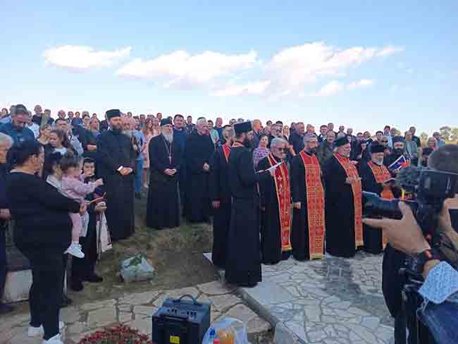 Попов поток, Краљево: Освештан споменик жртвама нациста и комуниста Фото: Погледи.рс