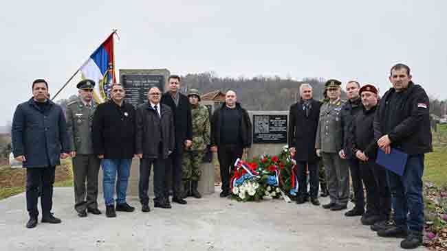 Откривање спомен-плоче војнику 549. моторизоване бригаде ЈНА Жељку Глигорићу Фото: Политика, Министарство одбране Републике Србије