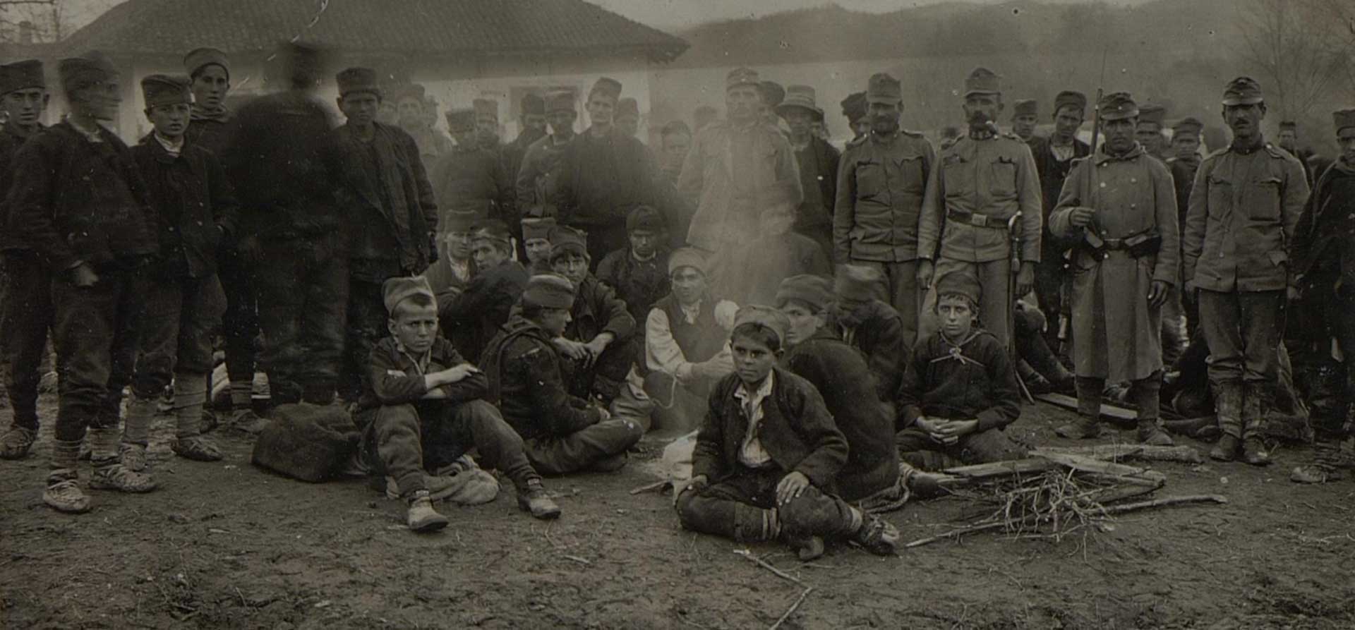 Српски дечаци заробљени у Трстенику, новембар 1915. године. Фото: К.у.К Ратни пресбиро, Аустријска национална библиотека, Беч