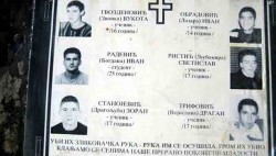 Шесторица младића убијених у кафеу „Панда“ у Пећи, 1998. Фото: ИН4С, читуља, снимак